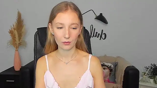 Snapshot of LolaWilsons chatting on February 4, 9:28 am LolaWilsons online show from February 4, 9:28 am