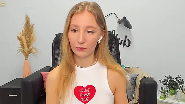 Snapshot of LolaWilsons chatting on February 11, 9:20 am LolaWilsons online show from February 11, 9:20 am