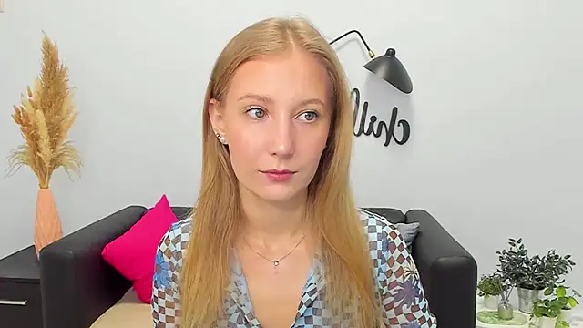 Snapshot of LolaWilsons chatting on December 5, 7:28 am LolaWilsons online show from December 5, 7:28 am