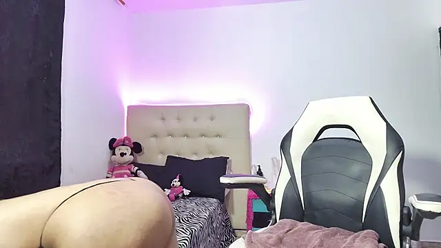 Snapshot of Isis_brown7 chatting on February 21, 10:48 pm Isis brown7 online show from February 21, 10:48 pm