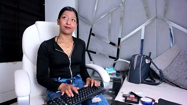 VaneLin18 online show from October 2, 5:20 pm