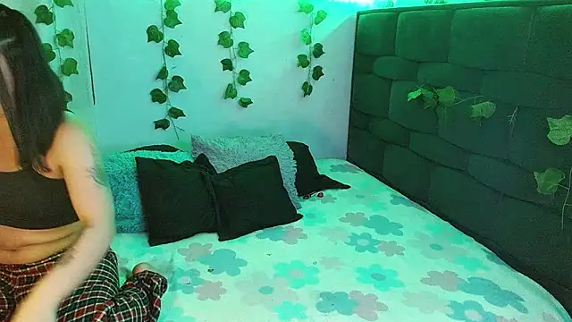 Snapshot of the_lesbian_game chatting on February 5, 3:45 am the lesbian game online show from February 5, 3:45 am