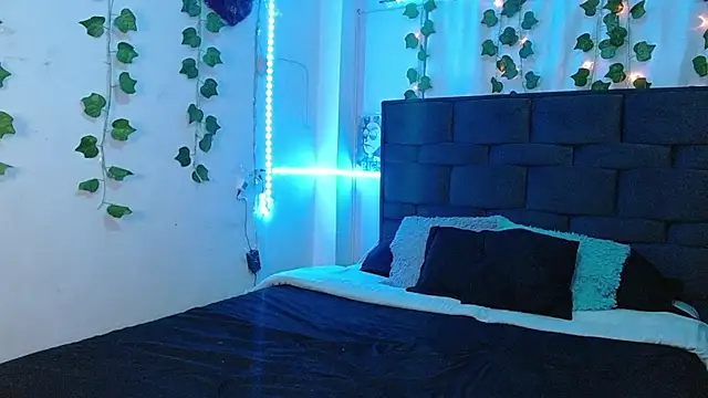 Snapshot of the_lesbian_game chatting on March 22, 6:11 am the lesbian game online show from March 22, 6:11 am