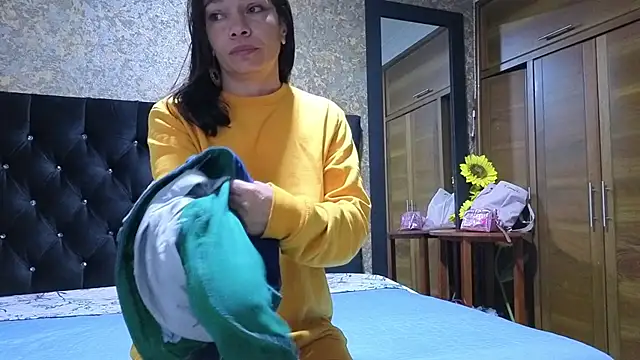 emma xuee online show from October 13, 10:15 am