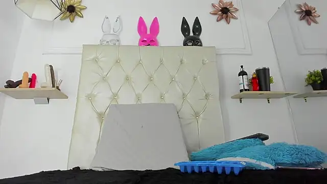 Alexa Smith   online show from January 19, 3:53 pm