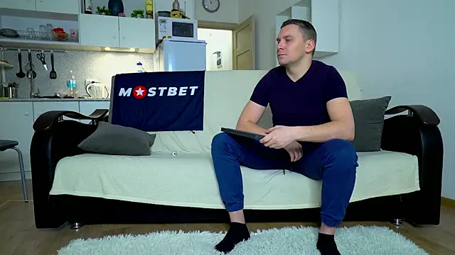 Snapshot of littlesweettifany chatting on January 14, 10:06 am littlesweettifany online show from January 14, 10:06 am