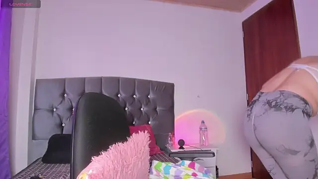 Veeronica Smith online show from October 1, 2:12 pm