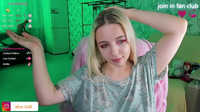 Snapshot of Alice_Halle chatting on December 2, 3:47 pm Alice Halle online show from December 2, 3:47 pm