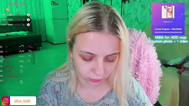 Snapshot of Alice_Halle chatting on December 3, 8:06 pm Alice Halle online show from December 3, 8:06 pm