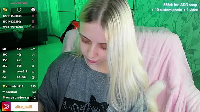 Snapshot of Alice_Halle chatting on December 8, 7:11 pm Alice Halle online show from December 8, 7:11 pm