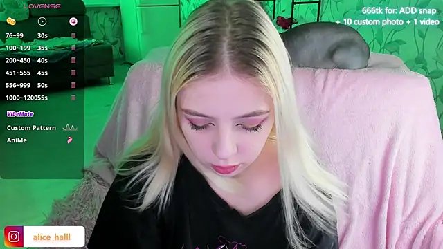 Snapshot of Alice_Halle chatting on December 13, 8:26 pm Alice Halle online show from December 13, 8:26 pm