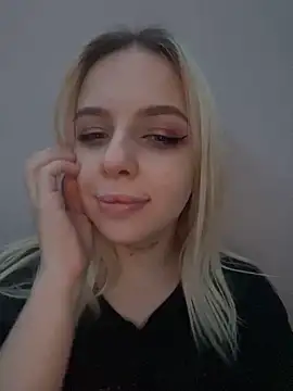 Snapshot of Alice_Halle chatting on December 14, 12:55 am Alice Halle online show from December 14, 12:55 am