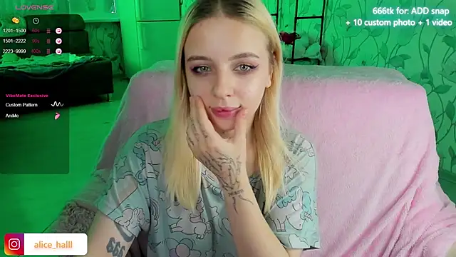 Snapshot of Alice_Halle chatting on December 14, 4:45 am Alice Halle online show from December 14, 4:45 am