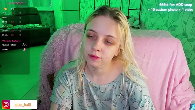 Snapshot of Alice_Halle chatting on December 15, 3:56 am Alice Halle online show from December 15, 3:56 am