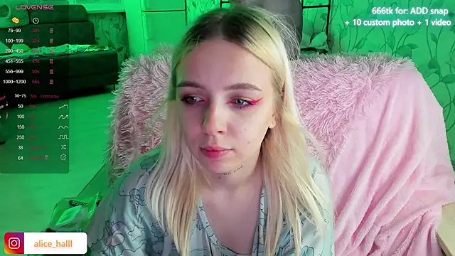 Snapshot of Alice_Halle chatting on December 15, 10:28 am Alice Halle online show from December 15, 10:28 am