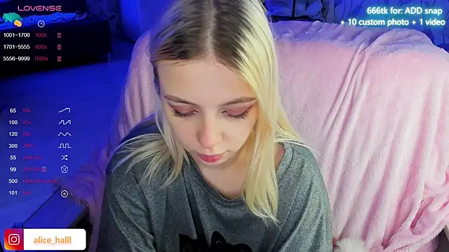 Snapshot of Alice_Halle chatting on December 16, 6:43 am Alice Halle online show from December 16, 6:43 am