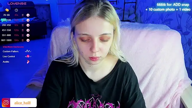 Snapshot of Alice_Halle chatting on December 17, 5:29 am Alice Halle online show from December 17, 5:29 am