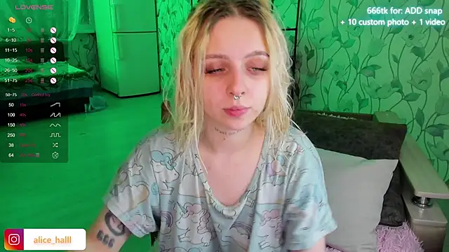 Snapshot of Alice_Halle chatting on January 2, 5:18 pm Alice Halle online show from January 2, 5:18 pm