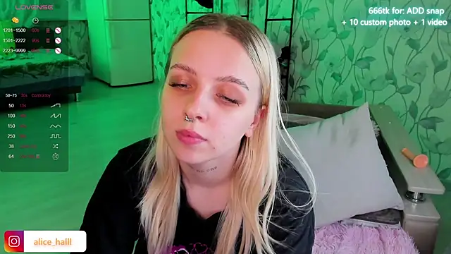 Snapshot of Alice_Halle chatting on January 3, 5:42 pm Alice Halle online show from January 3, 5:42 pm