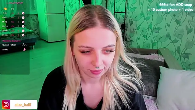 Snapshot of Alice_Halle chatting on January 3, 8:54 pm Alice Halle online show from January 3, 8:54 pm