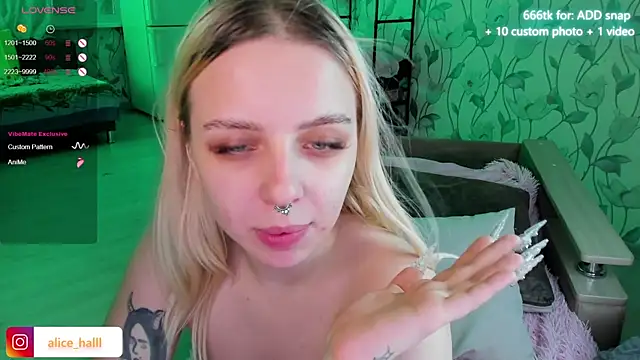 Snapshot of Alice_Halle chatting on January 3, 11:55 pm Alice Halle online show from January 3, 11:55 pm