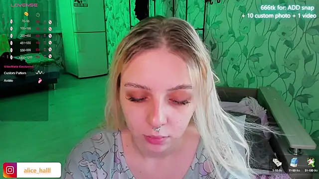 Snapshot of Alice_Halle chatting on January 4, 6:19 pm Alice Halle online show from January 4, 6:19 pm