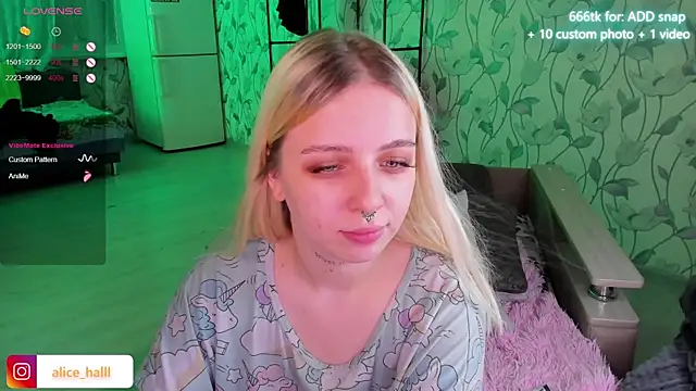 Snapshot of Alice_Halle chatting on January 4, 9:20 pm Alice Halle online show from January 4, 9:20 pm