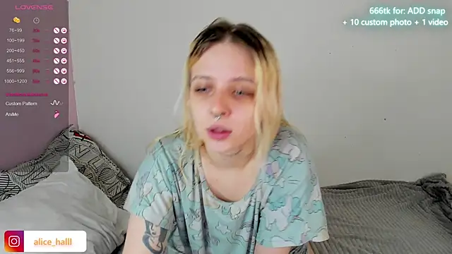 Snapshot of Alice_Halle chatting on January 22, 7:57 am Alice Halle online show from January 22, 7:57 am