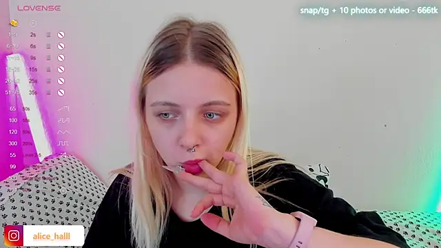 Snapshot of Alice_Halle chatting on February 4, 8:49 pm Alice Halle online show from February 4, 8:49 pm