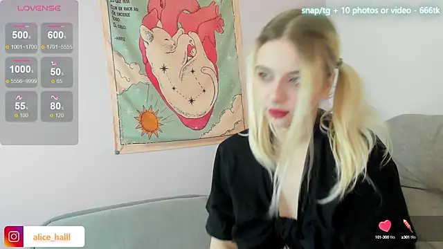 Snapshot of Alice_Halle chatting on March 4, 5:11 am Alice Halle online show from March 4, 5:11 am