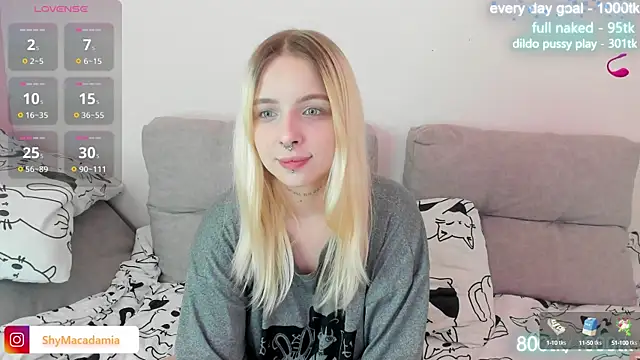 Snapshot of Alice_Halle chatting on March 9, 6:54 pm Alice Halle online show from March 9, 6:54 pm