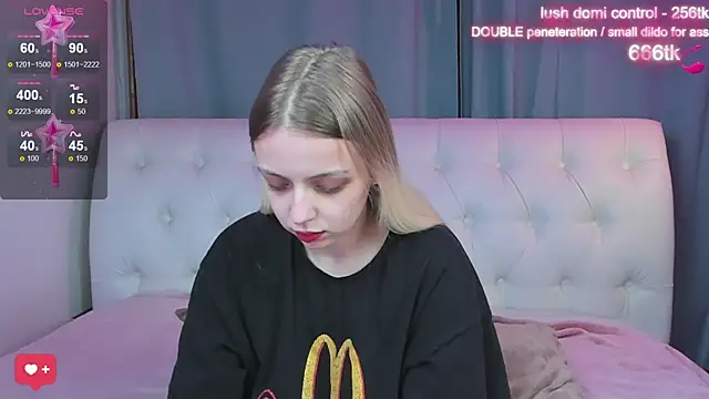 Snapshot of Alice_Halle chatting on October 13, 8:14 am Alice Halle online show from October 13, 8:14 am