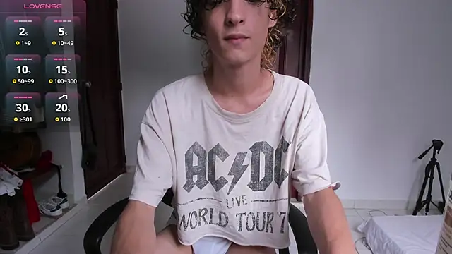 Snapshot of Danni_boy chatting on December 13, 8:47 pm Danni boy online show from December 13, 8:47 pm