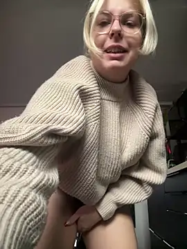 Livewithlucy online show from December 15, 11:23 am