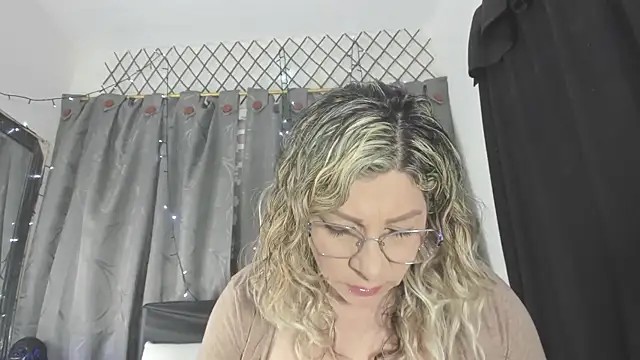 eva1saenz online show from November 27, 8:44 pm