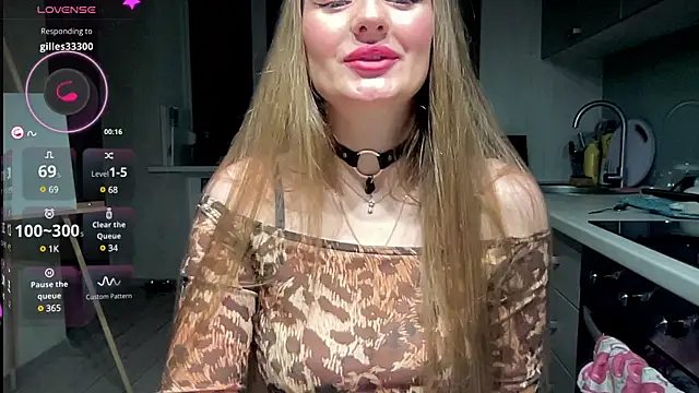 Snapshot of Viola_sweet chatting on March 9, 10:41 pm Viola sweet online show from March 9, 10:41 pm