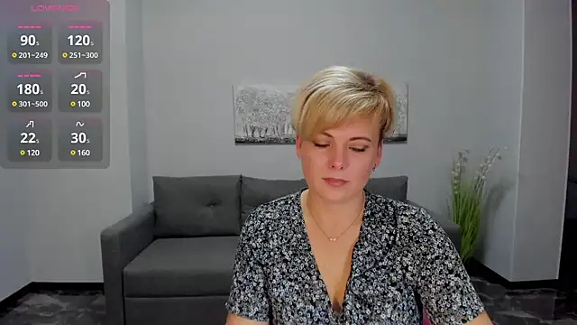 Julia Wilsone online show from December 7, 9:39 am