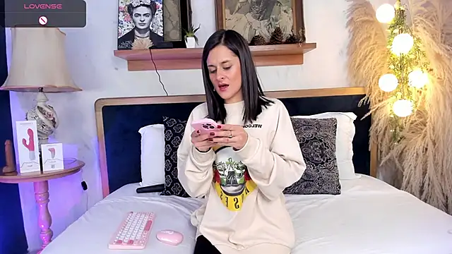 Snapshot of Alice_milf_ chatting on January 24, 11:15 am Alice milf online show from January 24, 11:15 am