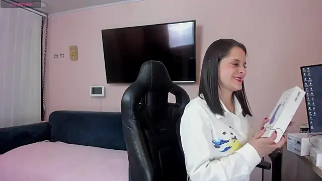 Snapshot of Alice_milf_ chatting on February 1, 11:21 am Alice milf online show from February 1, 11:21 am