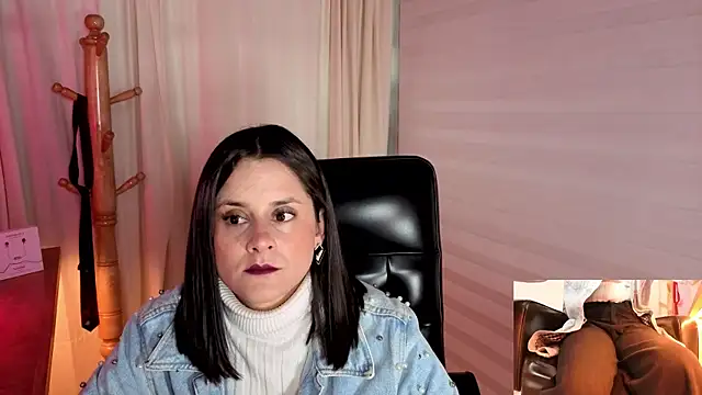 Snapshot of Alice_milf_ chatting on October 22, 11:10 am Alice milf online show from October 22, 11:10 am