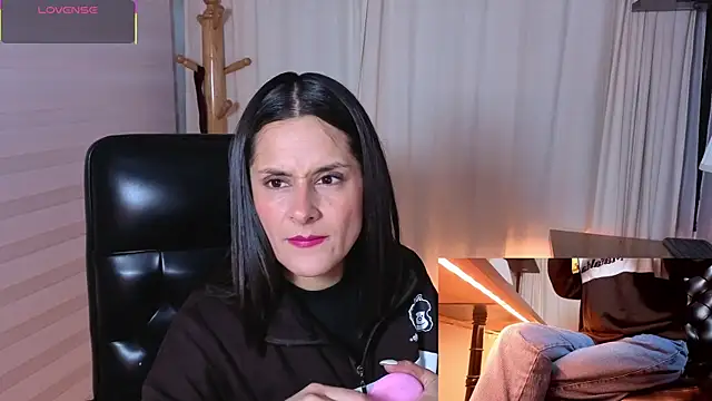 Snapshot of Alice_milf_ chatting on October 28, 11:03 am Alice milf online show from October 28, 11:03 am