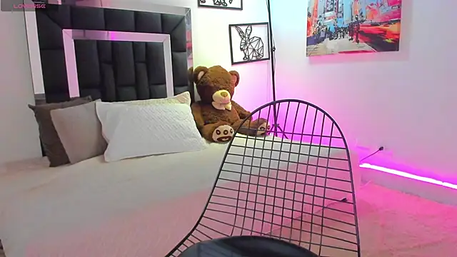 Snapshot of emma-hiill chatting on December 20, 2:05 pm emma-hiill online show from December 20, 2:05 pm