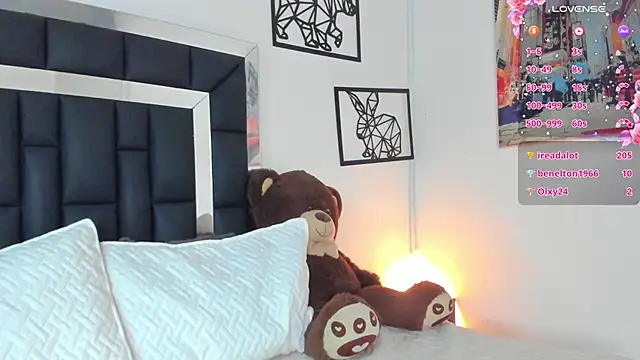 Snapshot of emma-hiill chatting on January 25, 9:57 pm emma-hiill online show from January 25, 9:57 pm