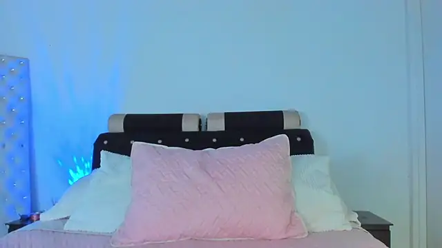 Snapshot of emma-hiill chatting on February 15, 3:28 pm emma-hiill online show from February 15, 3:28 pm