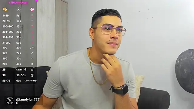 Snapshot of Iamdylan777 chatting on December 5, 1:06 pm Iamdylan777 online show from December 5, 1:06 pm