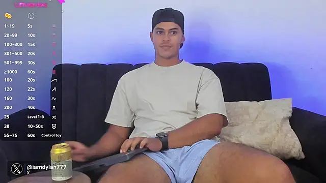 Snapshot of Iamdylan777 chatting on December 22, 1:34 am Iamdylan777 online show from December 22, 1:34 am