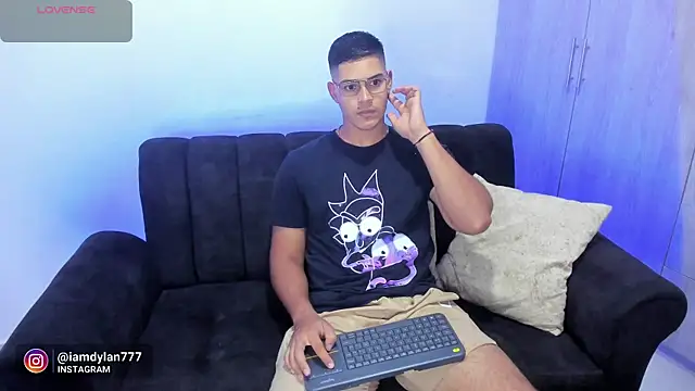 Snapshot of Iamdylan777 chatting on January 28, 1:39 am Iamdylan777 online show from January 28, 1:39 am