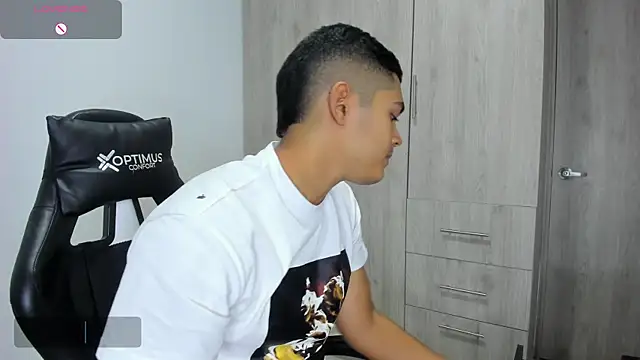 Snapshot of Iamdylan777 chatting on February 1, 6:43 am Iamdylan777 online show from February 1, 6:43 am