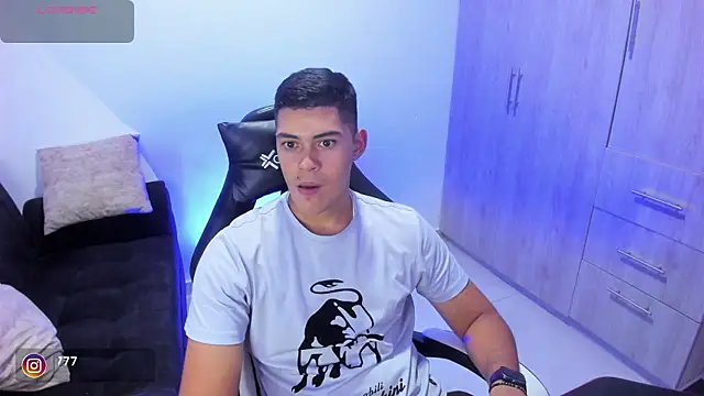 Snapshot of Iamdylan777 chatting on February 2, 6:48 am Iamdylan777 online show from February 2, 6:48 am