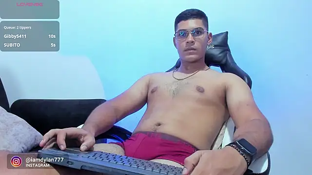 Snapshot of Iamdylan777 chatting on February 2, 9:51 am Iamdylan777 online show from February 2, 9:51 am